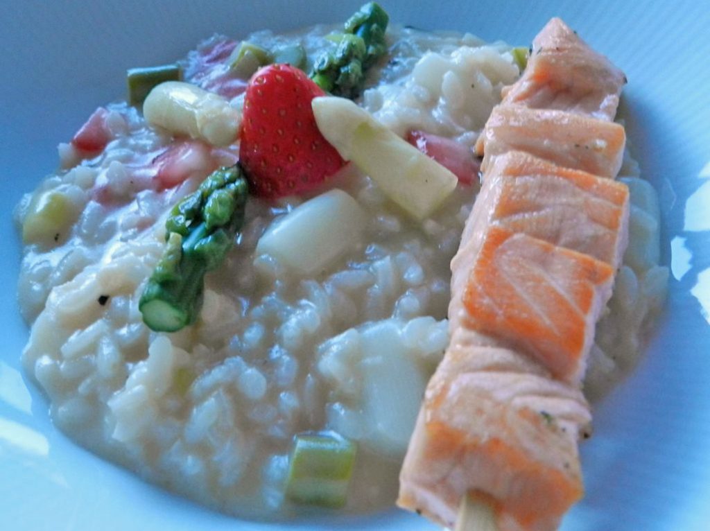 Spargel-Erdbeer-Risotto mit Lachsspieß – mediterrane Kochgesellschaft ...