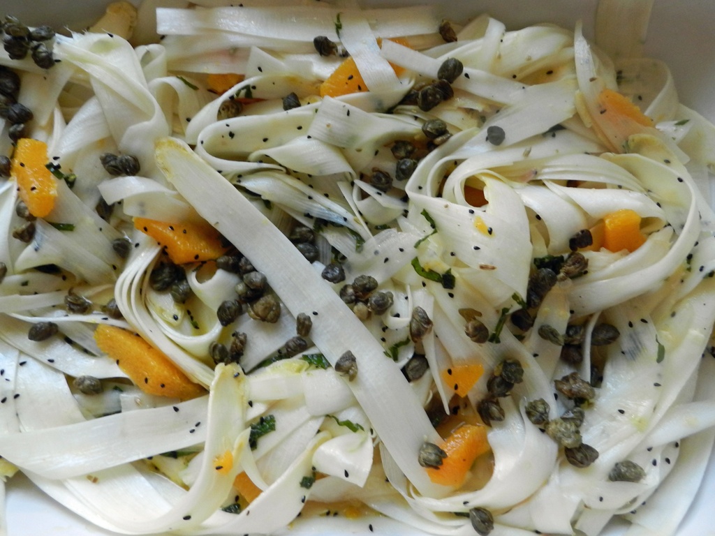 Spargelsalat mit Orangen-Dressing und Kapern – mediterrane ...