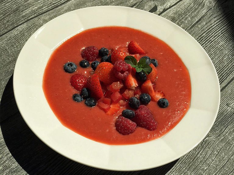 Tomaten-Erdbeer-Suppe mit Him- und Heidelbeeren – mediterrane ...