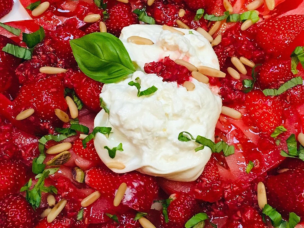 Tomaten-Erdbeer-Salat mit Burrata und Himbeeren – mediterrane ...