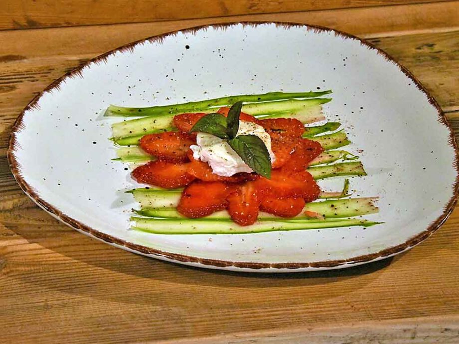 Spargel-Carpaccio mit Erdbeeren und Ziegenkäse – mediterrane ...