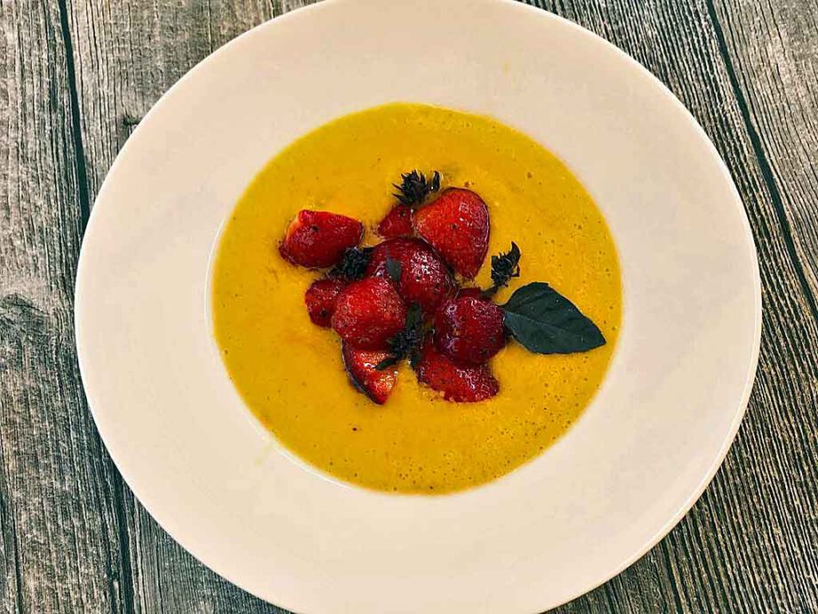 Gazpacho Von Ananastomaten Mit Erdbeeren Mediterrane Kochgesellschaft