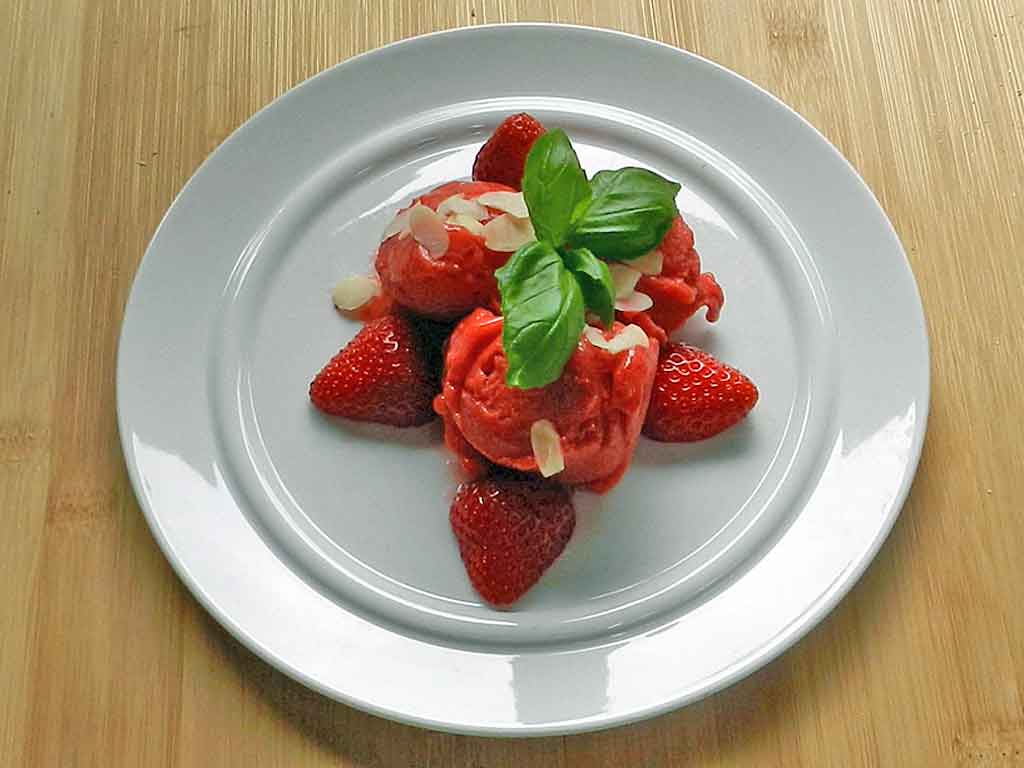 Erdbeersorbet mit Olivenöl - ein Tipp der mediterranen Kochgesellschaft.