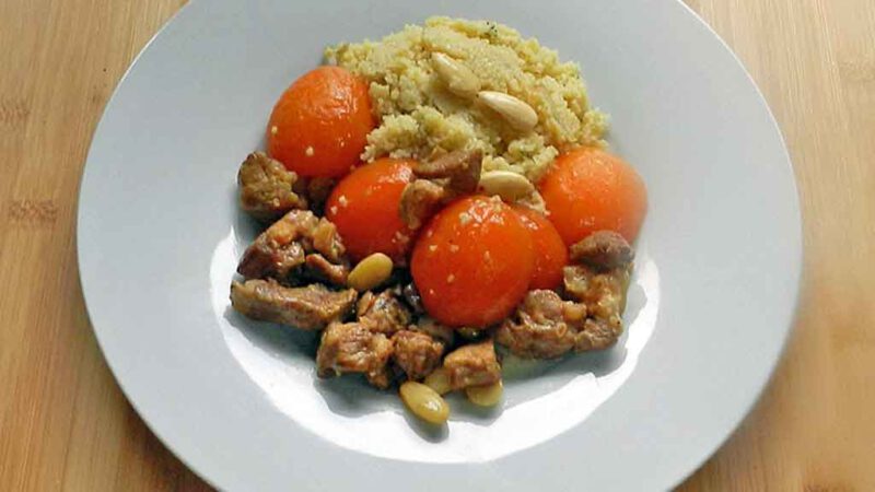 Lamm und Aprikosen, eine gute Kombination, findet die mediterrane Kochgesellschaft.