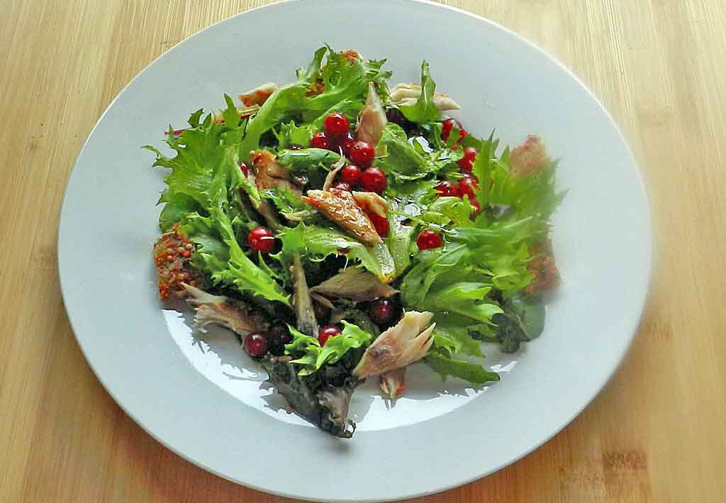 Nach ansicht der mditerranen Kochgesellschaft ist dar Makrelen-Johannisbeer-Salat der schnellste Salat ever.