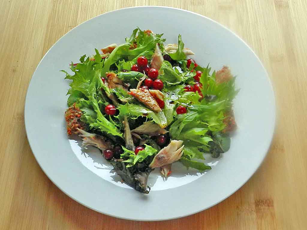 Nach ansicht der mditerranen Kochgesellschaft ist dar Makrelen-Johannisbeer-Salat der schnellste Salat ever.