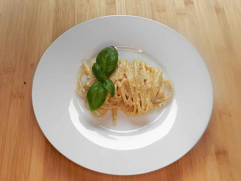 Sommerliche Pasta mit Zitronencreme nach Art der Kochgesellschaft