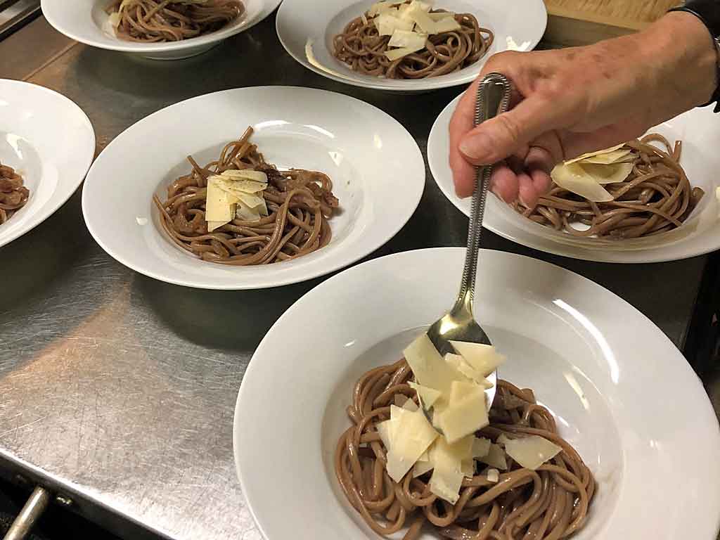 PAsta in Rotwein gehört zu den Liebligsrezepten der mediterranen Kochgesellschaft.