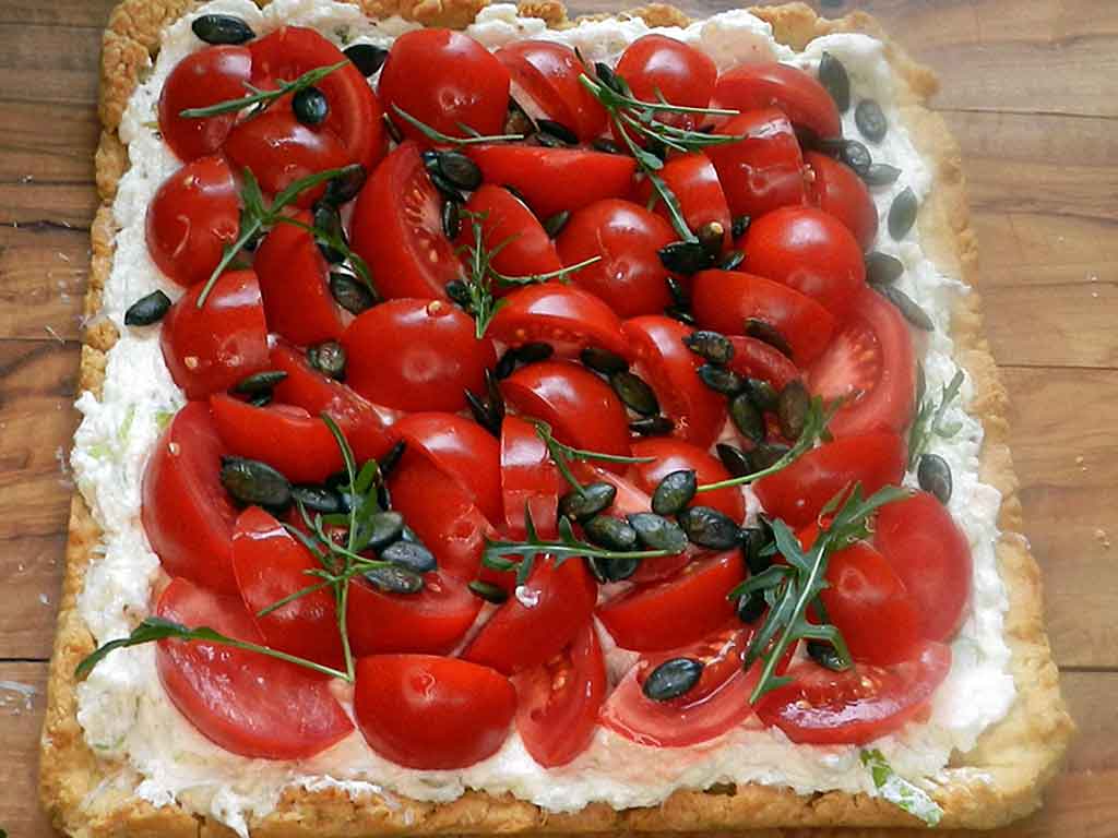 Kalten Küche nach Art der mediterranen Kochgesellschaft ist diese Tarte mit Ricotta und Tomaten.