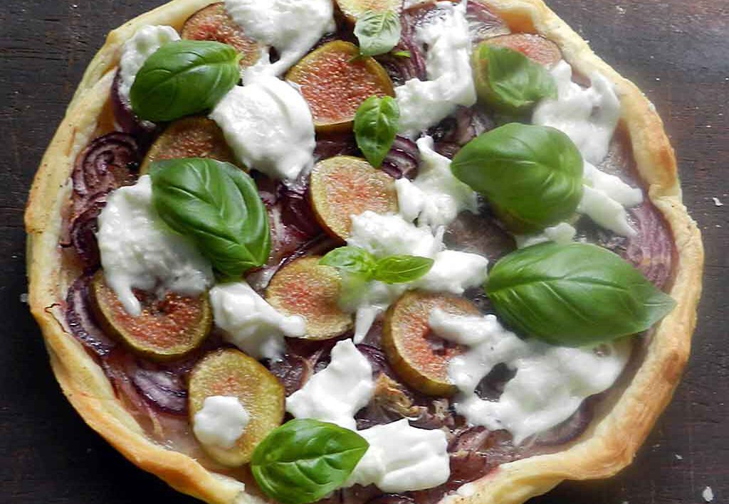 Köstliche Kombi, shnell gemacht: Tarte mit Zwiebeln, Feigen und Mozzarella.