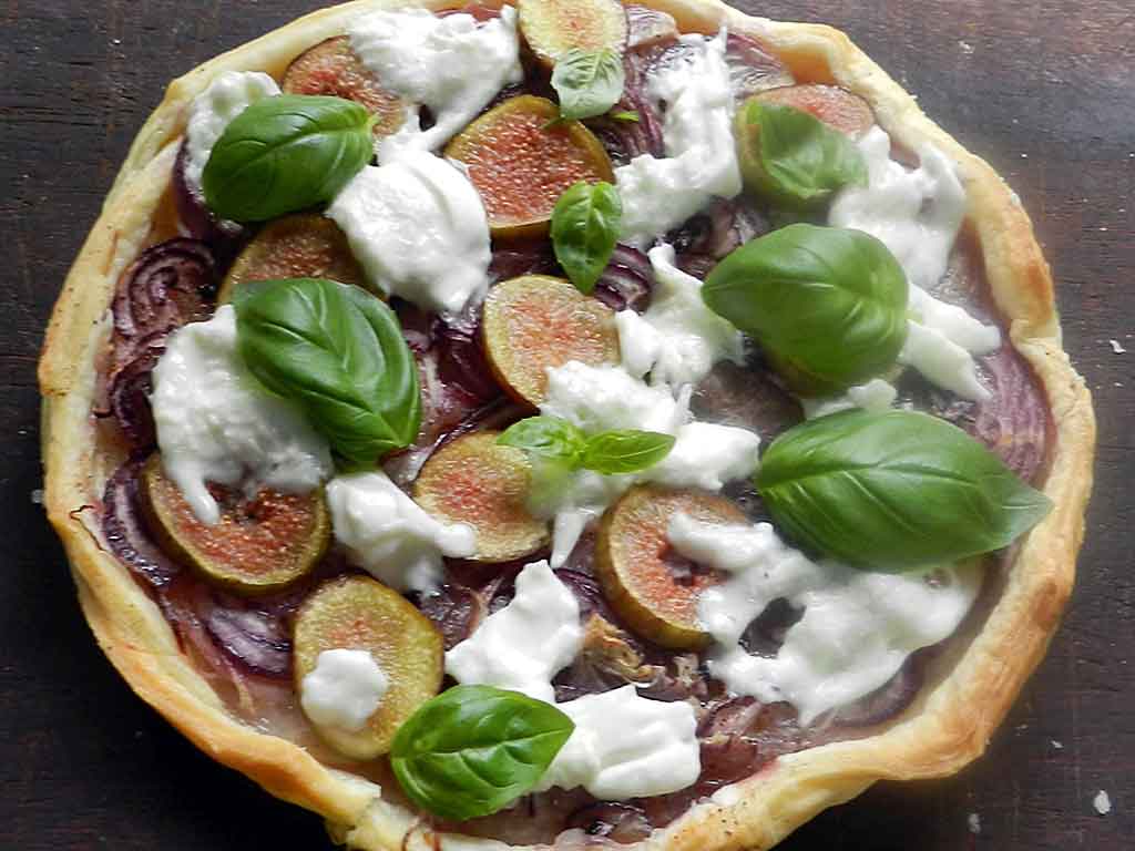 Köstliche Kombi, shnell gemacht: Tarte mit Zwiebeln, Feigen und Mozzarella.