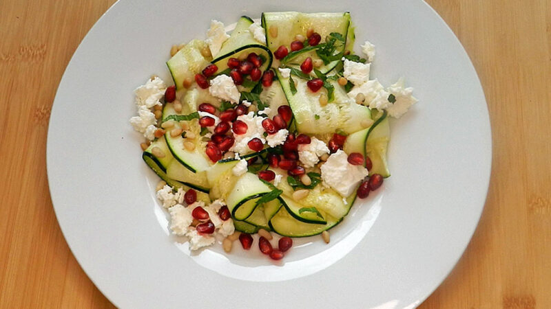 Der Zucchini-Salat ist eine perfekte Vorspeise, findet die mediterrane Kochgesellschaft.