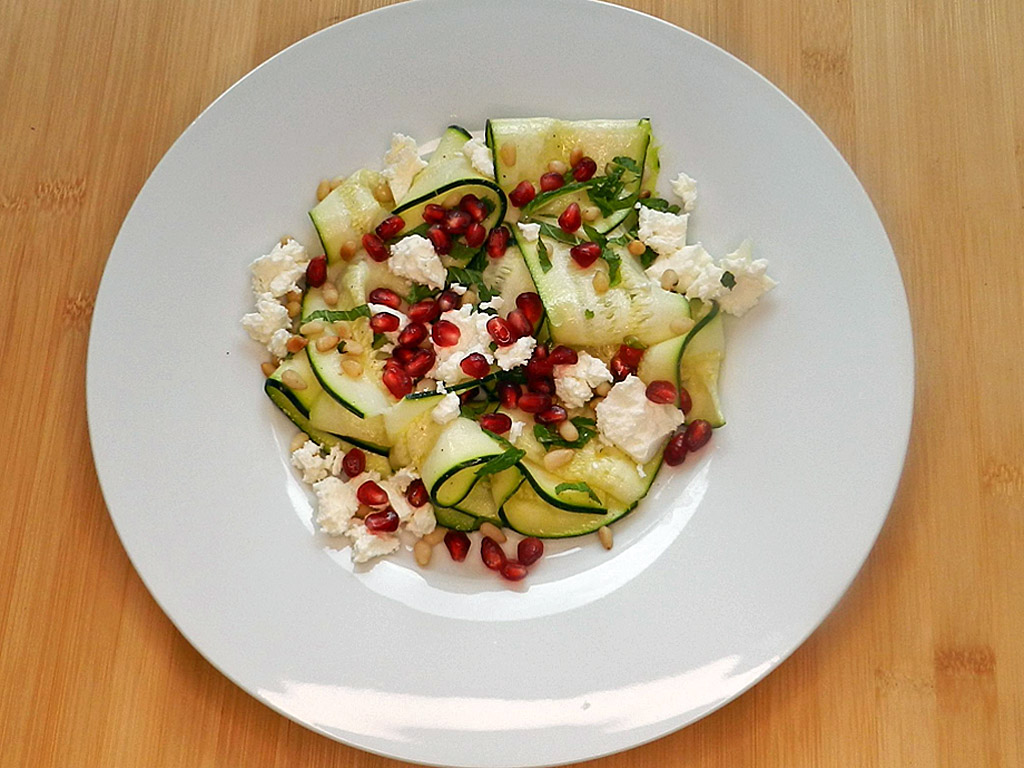 Der Zucchini-Salat ist eine perfekte Vorspeise, findet die mediterrane Kochgesellschaft.