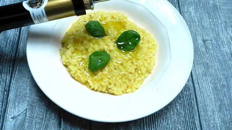 Den Risotto färbt die mediterrane Kochgesellschaft mit Orangen.