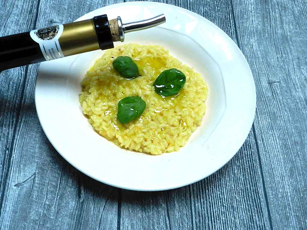 Den Risotto färbt die mediterrane Kochgesellschaft mit Orangen.