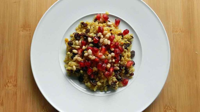 Der Bulgur-Salat mit Safran und Granatapfelkernen passt in die Jahreszeit.