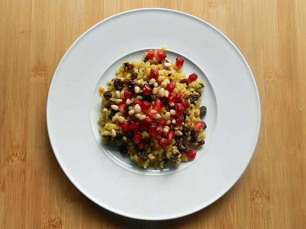 Der Bulgur-Salat mit Safran und Granatapfelkernen passt in die Jahreszeit.