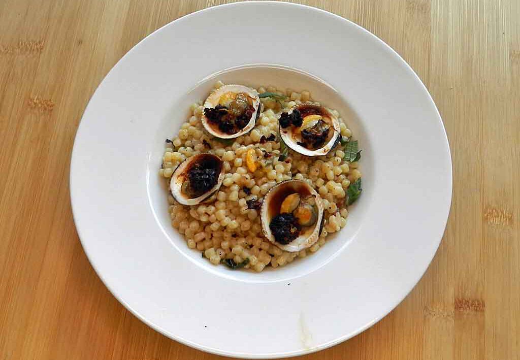 Fregola Sarda wird hier wie Risotto zubereitet.