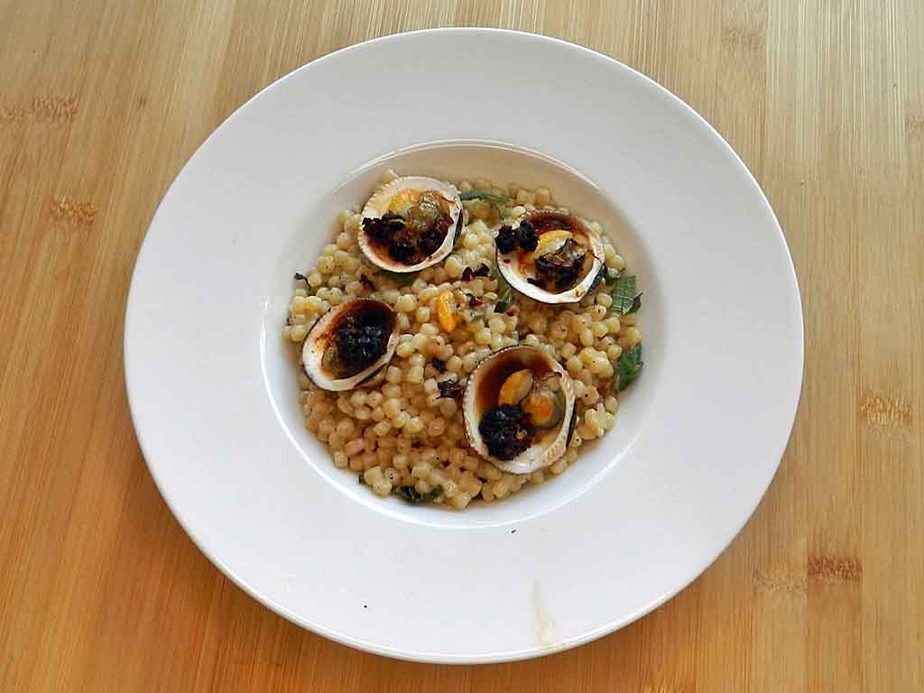 Fregola Sarda wird hier wie Risotto zubereitet.