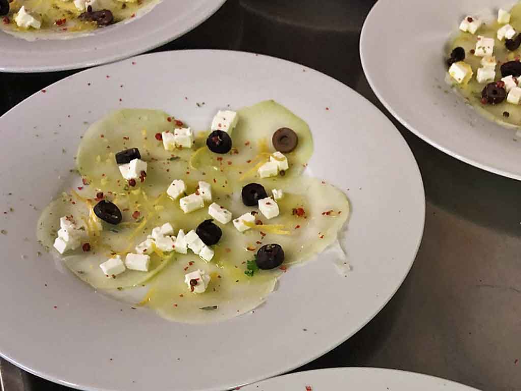 Den Kohlrabi serviert die mediterrane Kochgesellschaft als Carpaccio.